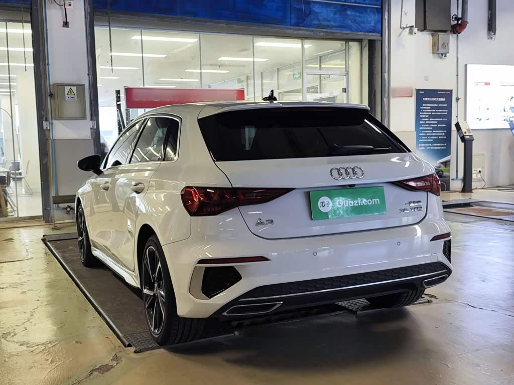 Audi A3 1.4 л 2023 г. Белый, пробег 27300 км