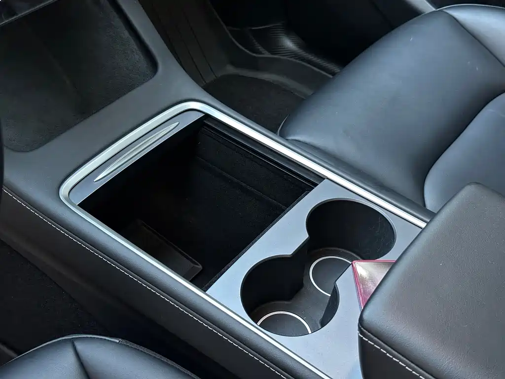 Tesla Model Y — миниатюра 5