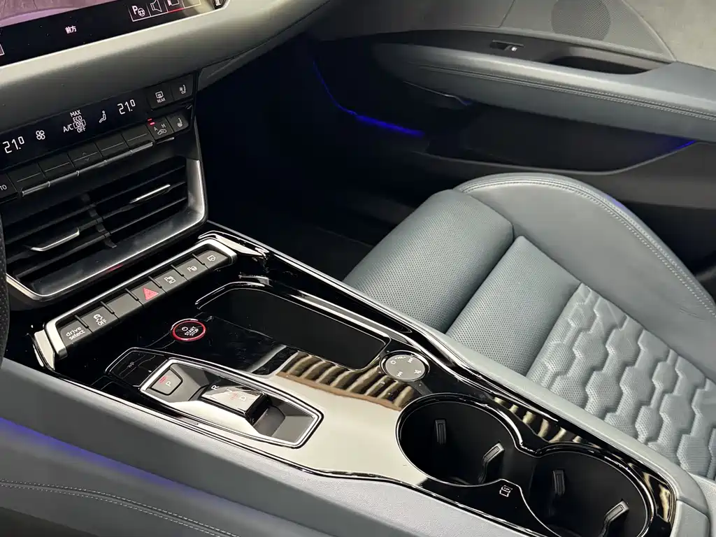 Audi e-tron GT — миниатюра 10