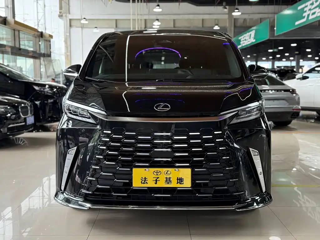 LEXUS  LM