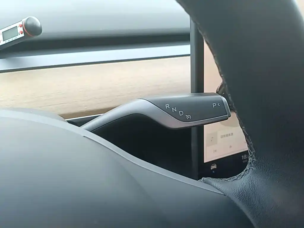 Tesla Model Y — миниатюра 14