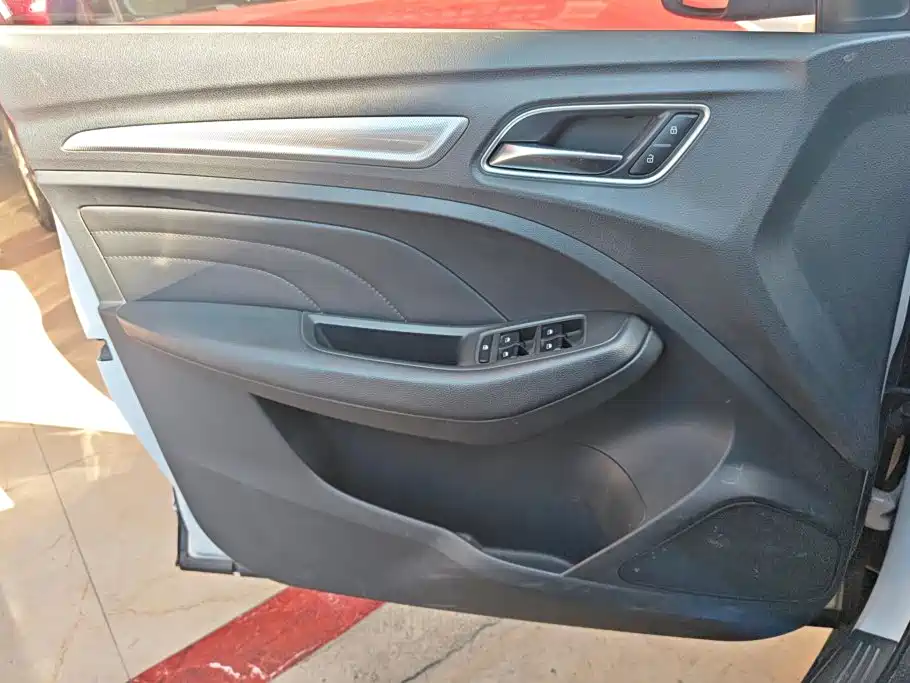 Roewe RX3 — миниатюра 7