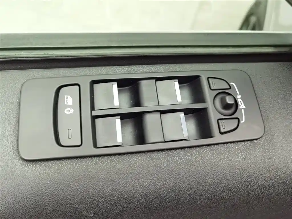 LAND ROVER DISCOVER SPORTS