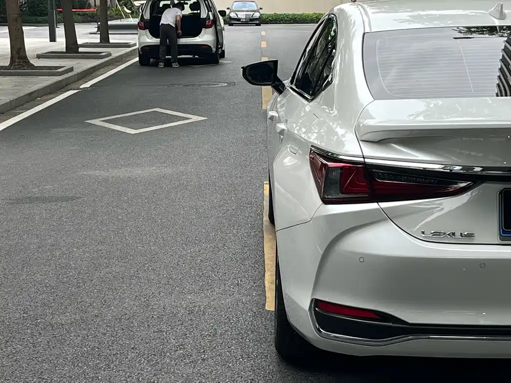Lexus ES 2022 300h