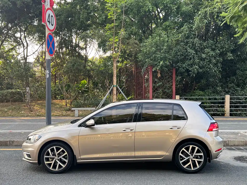 VOLKSWAGEN GOLF