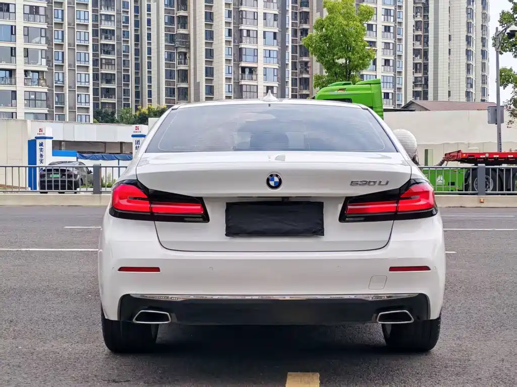 BMW 5 Series — миниатюра 8