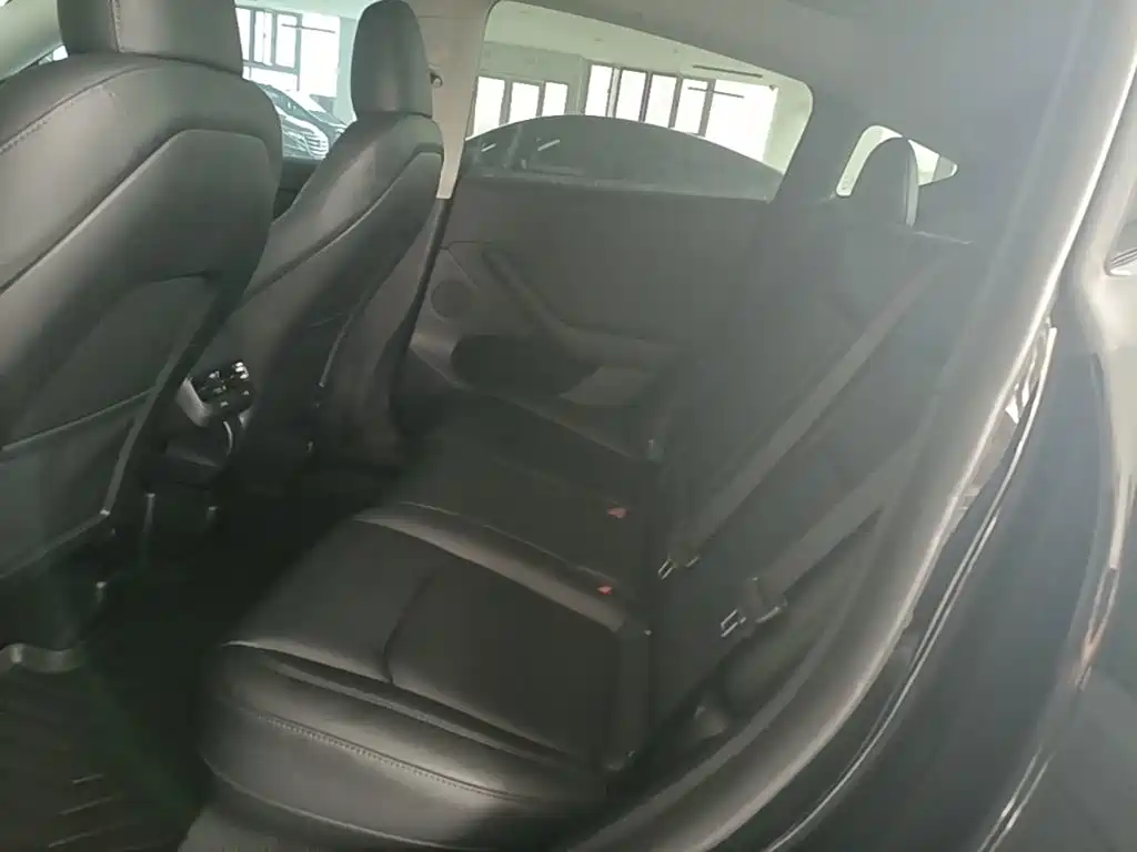 Tesla Model Y — миниатюра 17