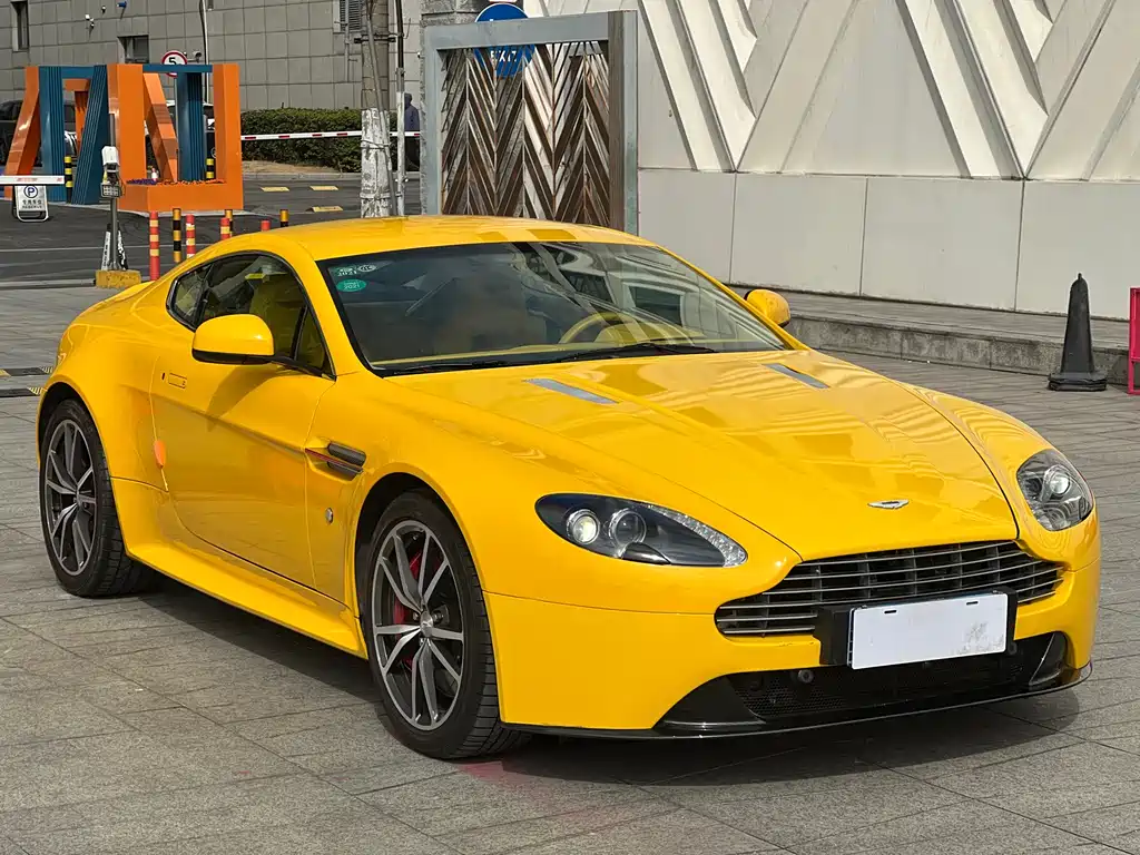 ASTON MARTIN V8 VANTAGE