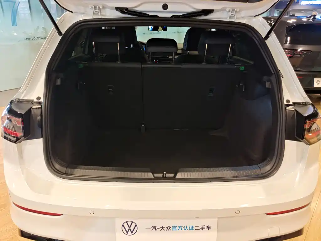 Volkswagen Golf 2025 300TSI R-Line