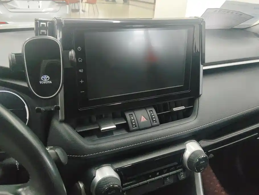 Toyota RAV4 — миниатюра 13