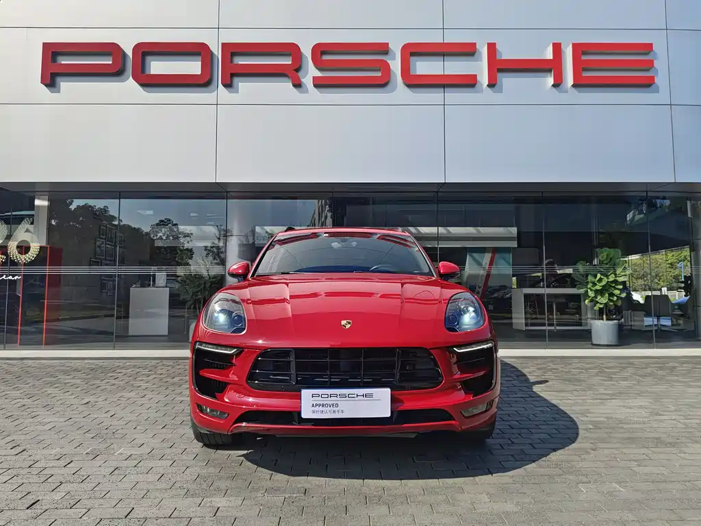 PORSCHE MACAN