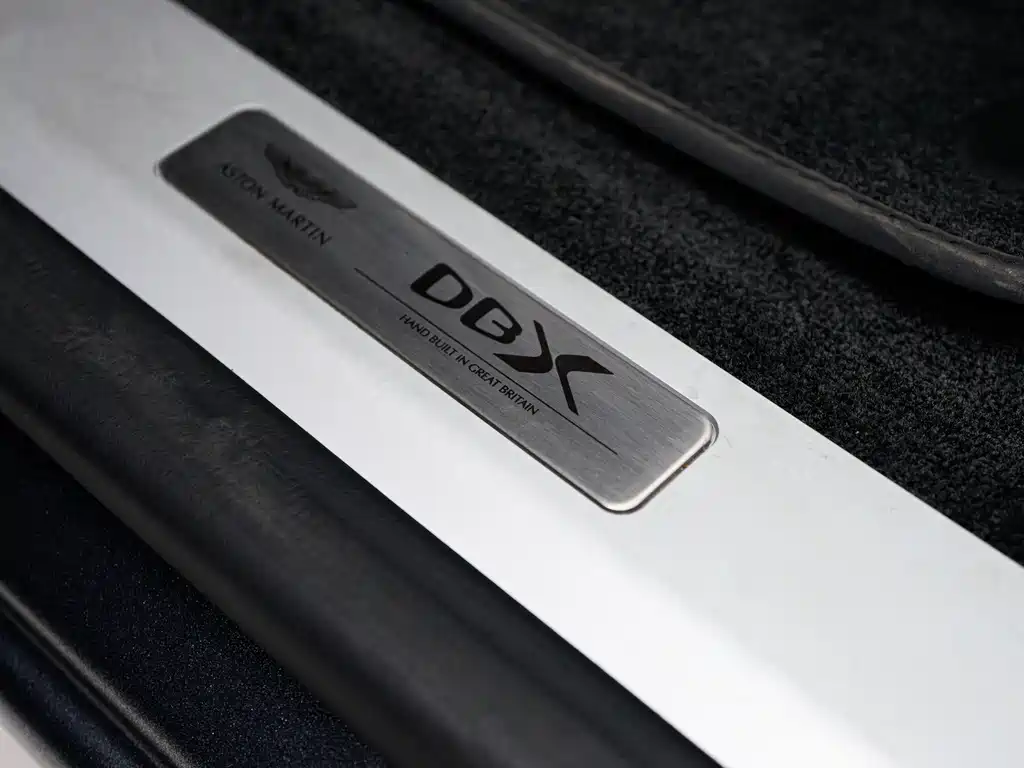 Aston Martin DBX - фото 23