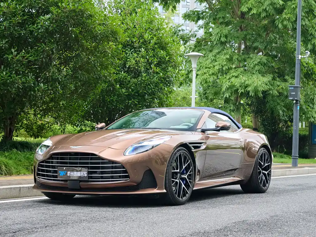 Aston Martin DB12 — миниатюра 13