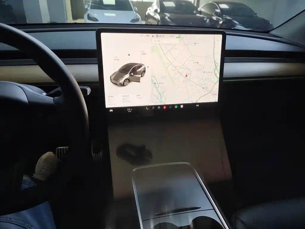 Tesla Model Y — миниатюра 6