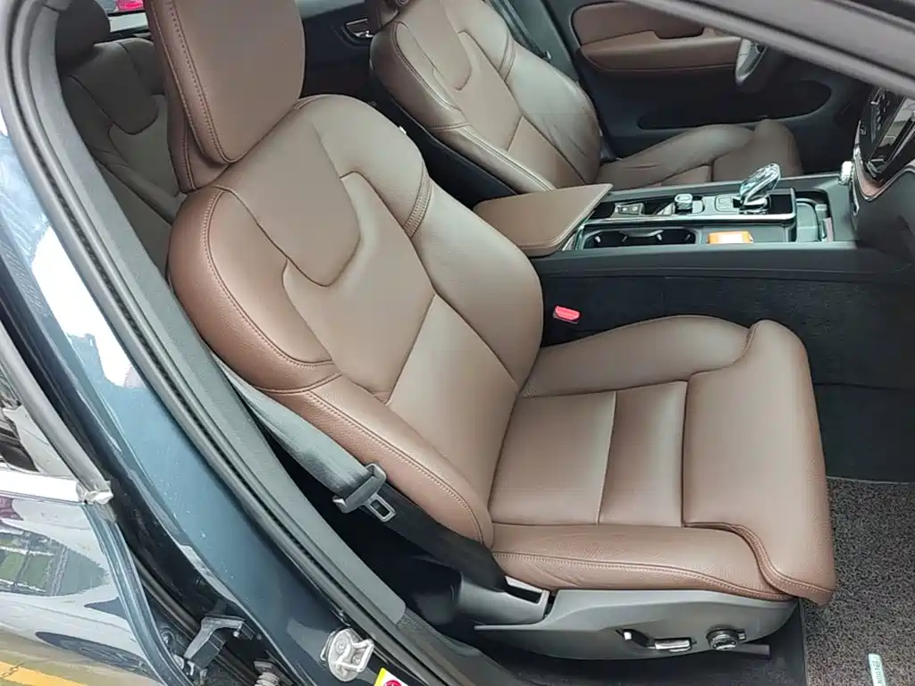 Volvo XC60 PHEV — миниатюра 25