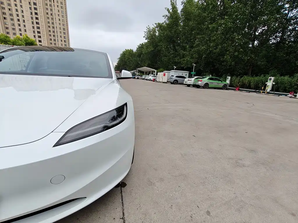 Tesla Model 3 — миниатюра 12