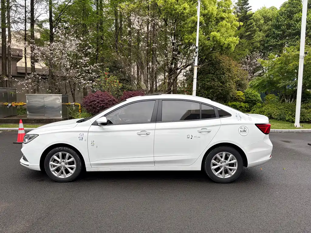 Roewe i5 1.5L Auto 4G Connected Leader Luxury Edition, фото 4
