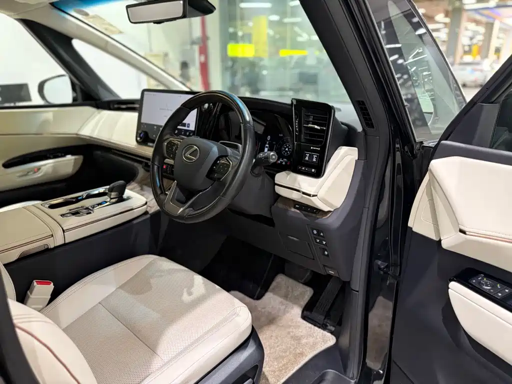 Lexus LM 2025 500h мест