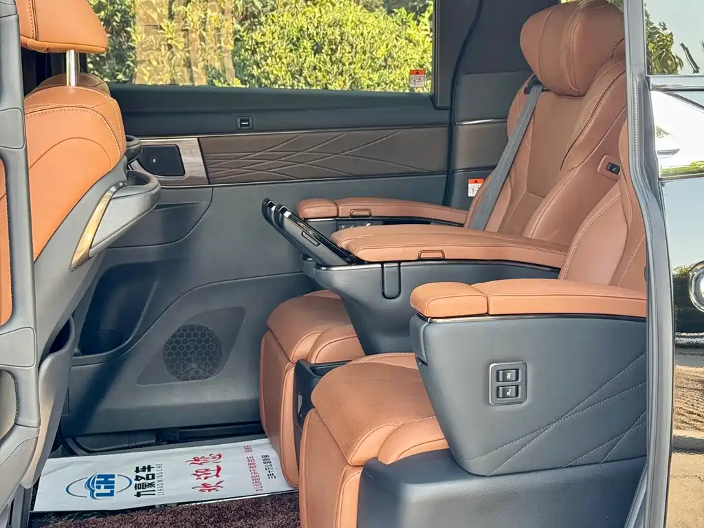 Toyota Alphard — миниатюра 5