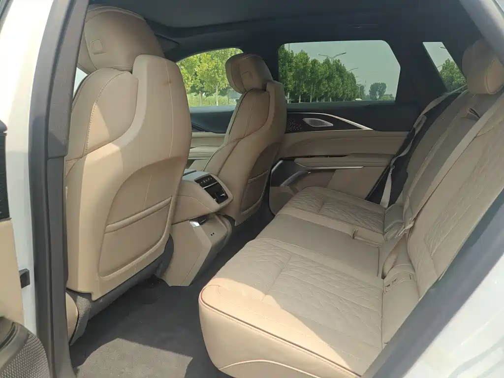 Cadillac IQ 2022 Luxury