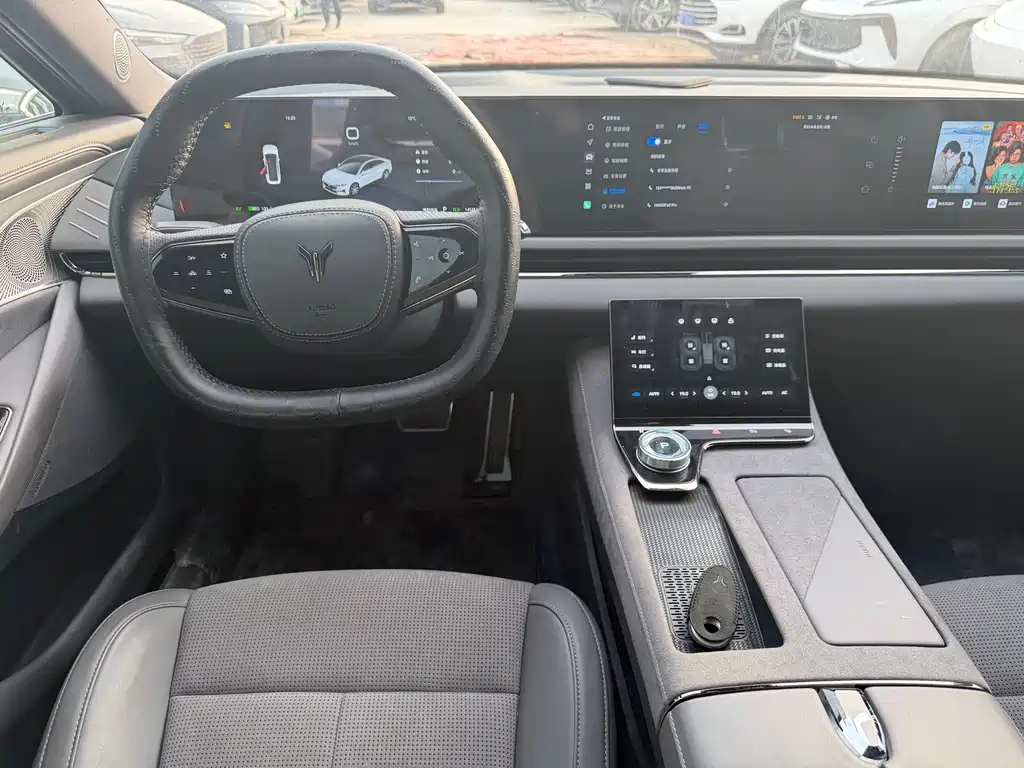 VOYAH LANTU CHASING LIGHT