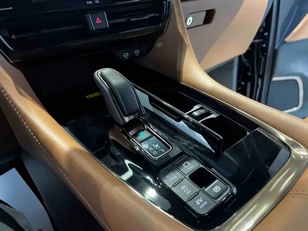 Toyota Alphard — миниатюра 10