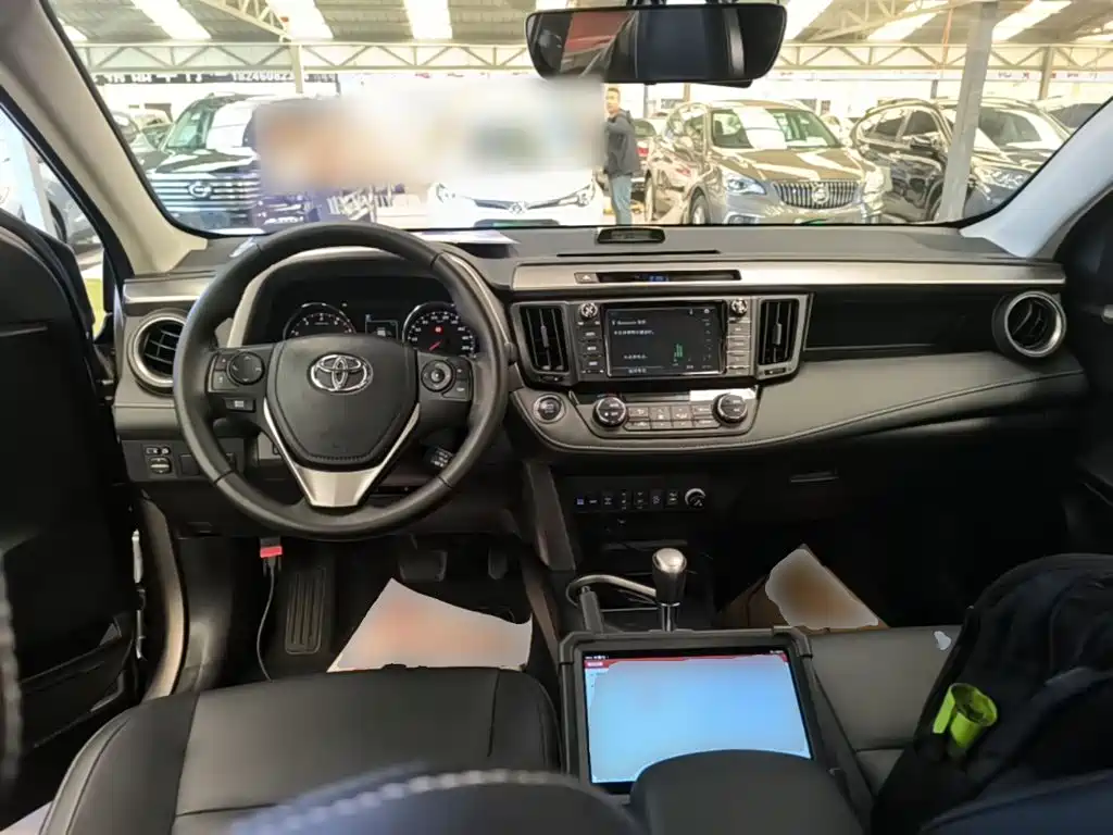 Toyota RAV4 — миниатюра 10