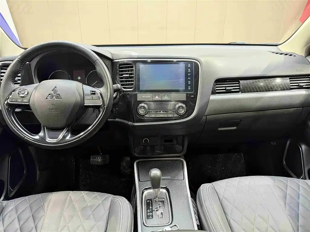 MITSUBISHI OUTLANDER