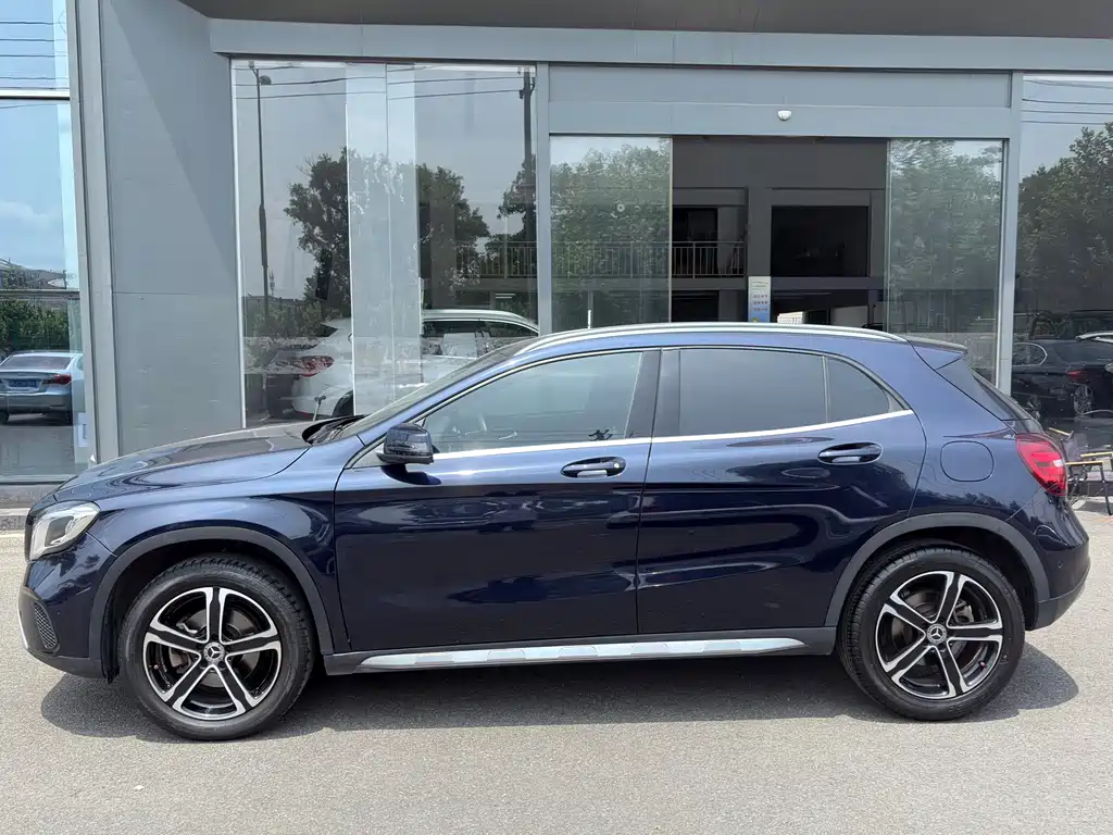 MERCEDES-BENZ  GLA