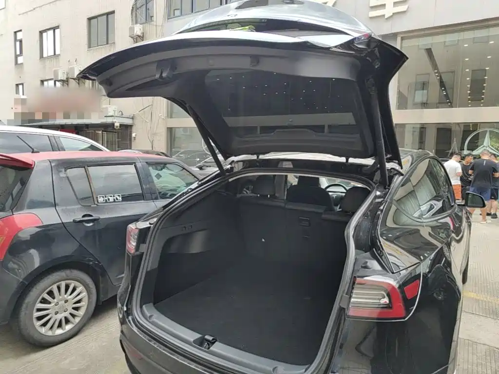 Tesla Model Y — миниатюра 19