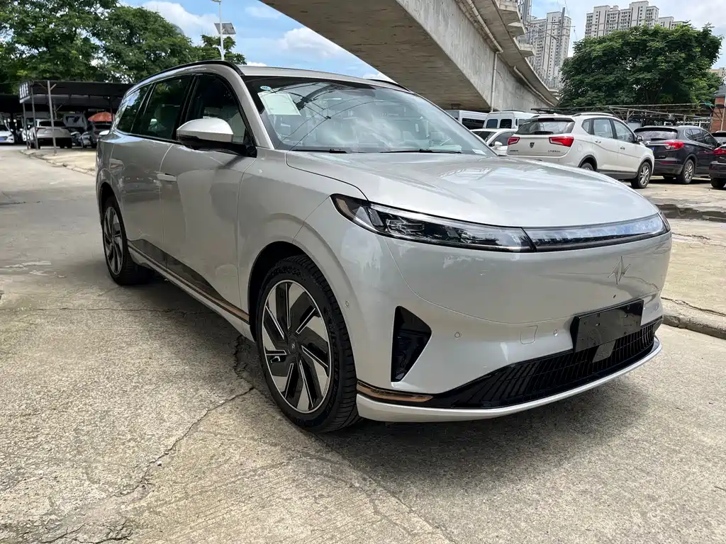 Dongfeng eπ008 2025 210Ultra 5 мест