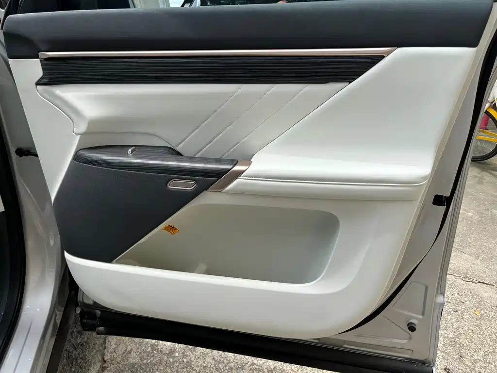 Dongfeng eπ008 2025 210Ultra 5 мест