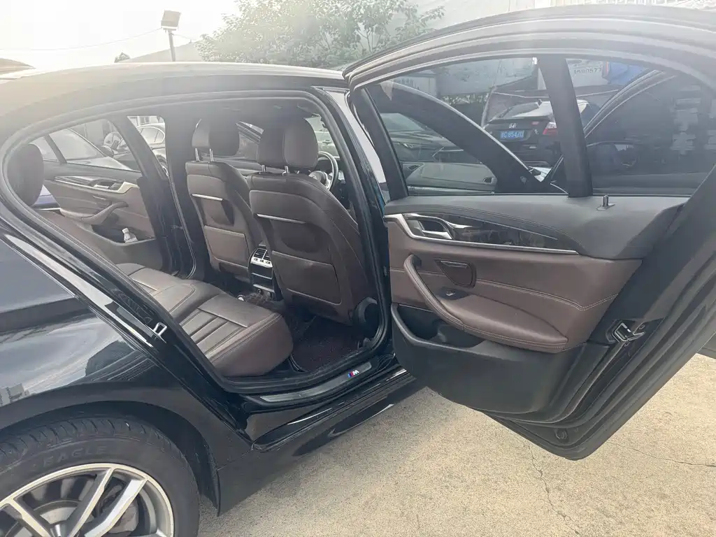 BMW 5 Series - фото 10