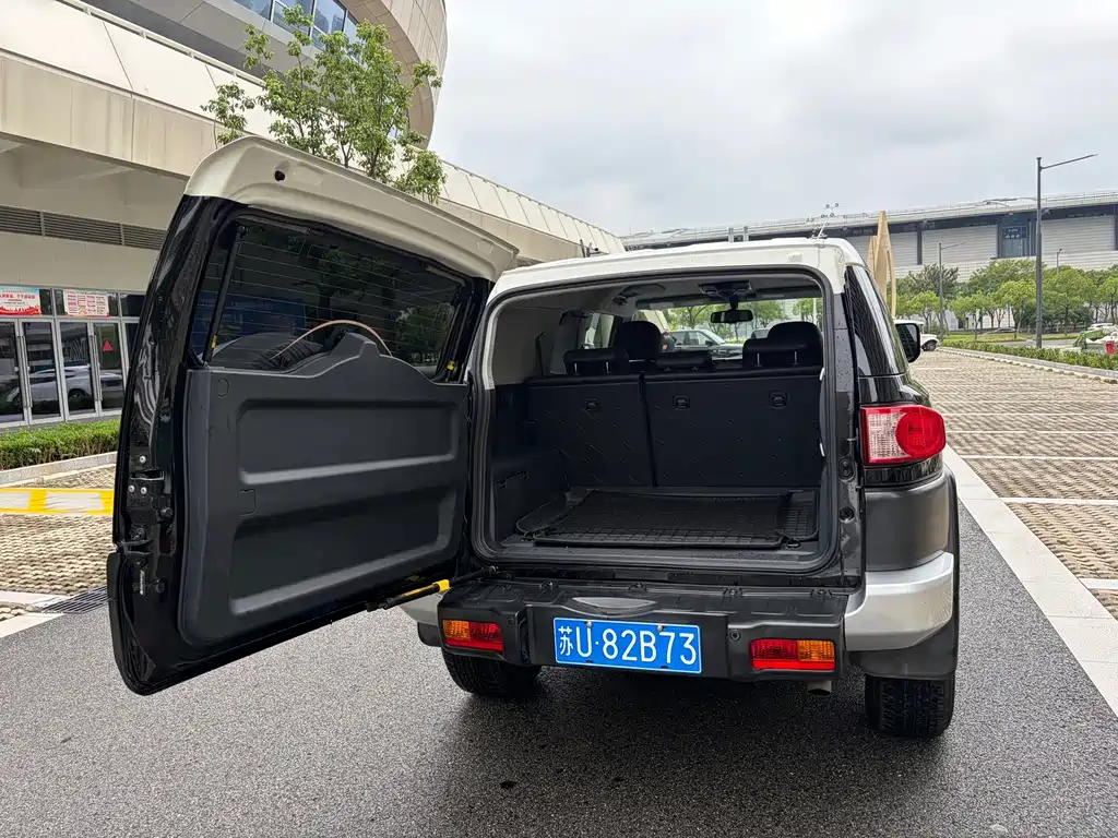 Toyota FJ Cruiser — миниатюра 12