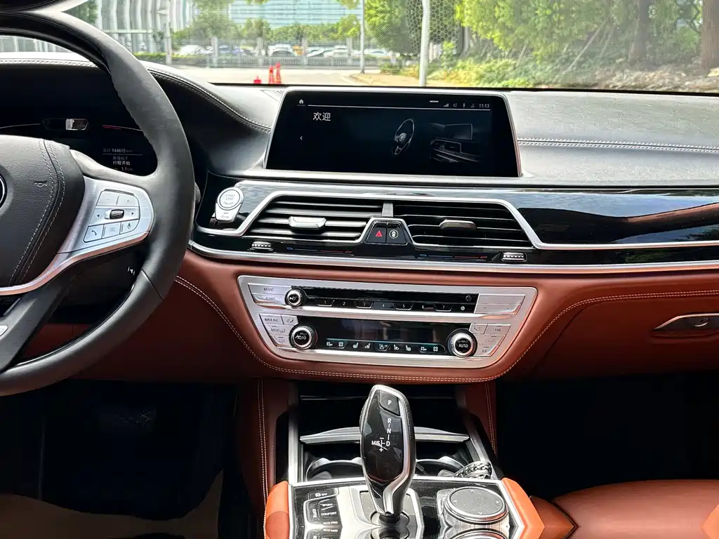 BMW 7 Series — миниатюра 23