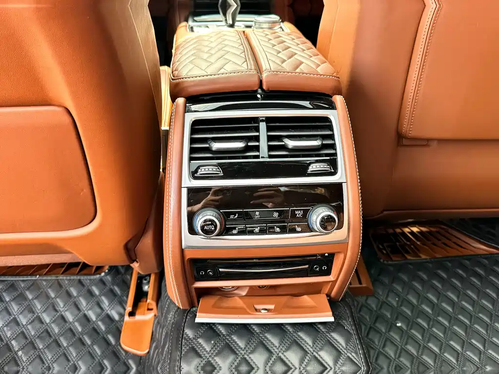 BMW 7 Series — миниатюра 22