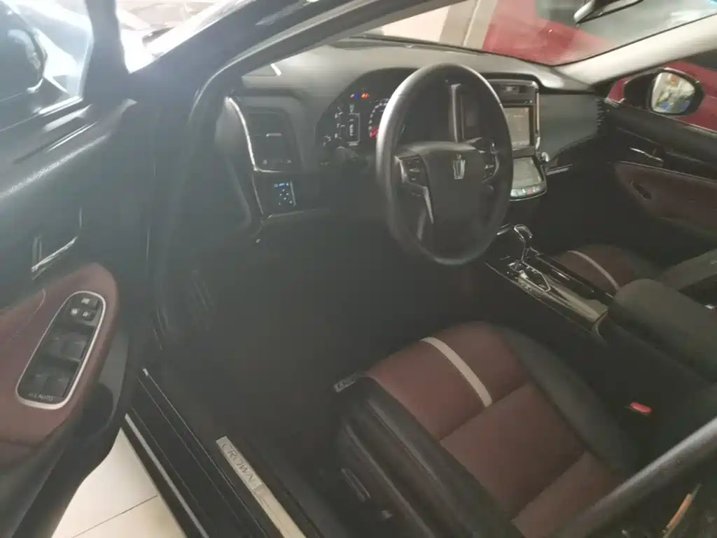 Toyota Crown — миниатюра 16