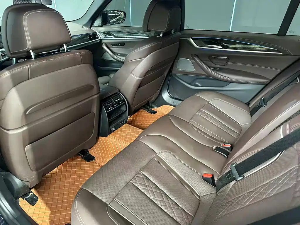 BMW 5 Series New Energy — миниатюра 10