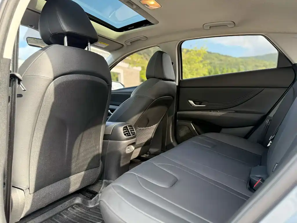 Hyundai Elantra — миниатюра 6