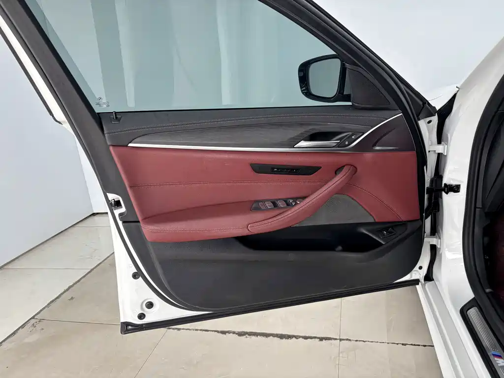BMW 5 Series — миниатюра 10