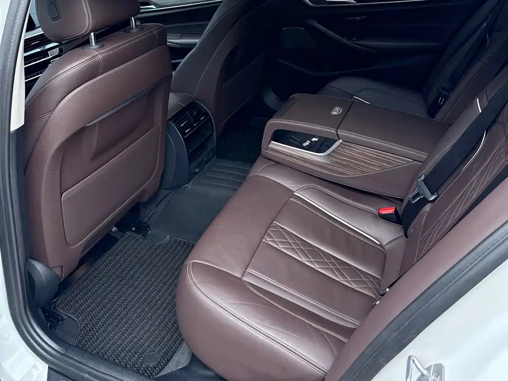BMW 5 Series — миниатюра 11