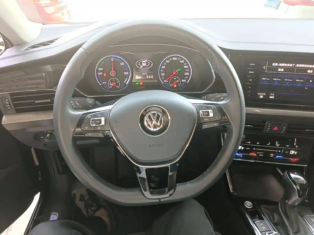 Volkswagen Passat PHEV — миниатюра 11
