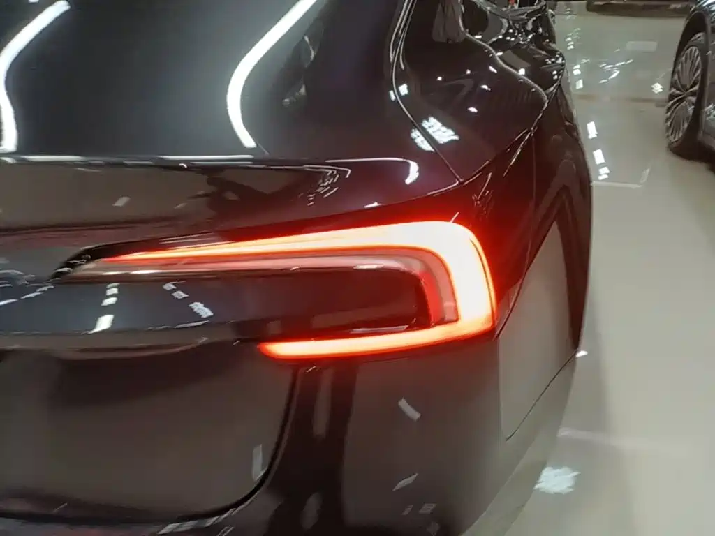 Tesla Model 3 — миниатюра 8