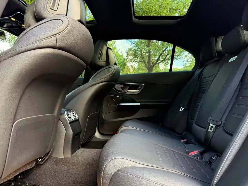 Mercedes-Benz C-Class — миниатюра 11