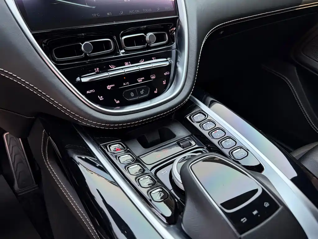 Aston Martin DBX 2021 4.0T V8