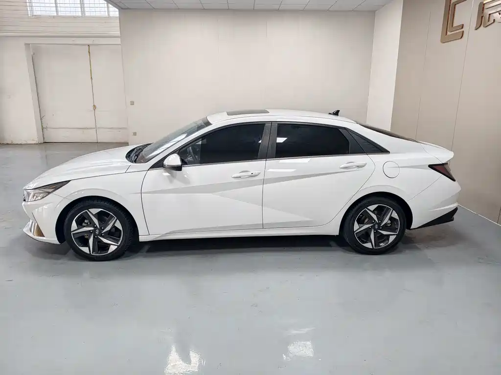 Hyundai Elantra — миниатюра 8
