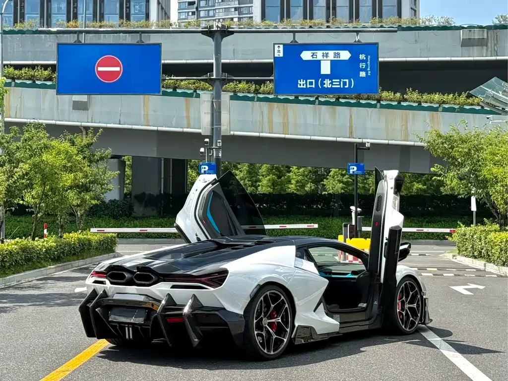 Lamborghini Revuelto — миниатюра 7