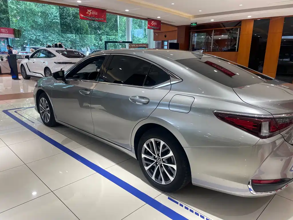 Lexus ES — миниатюра 10