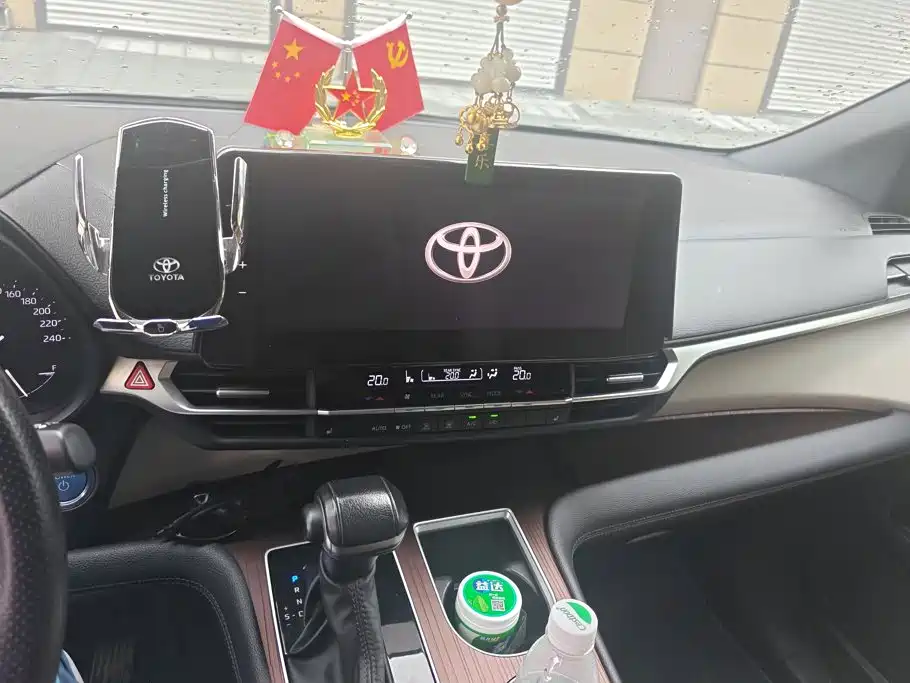 Toyota Granvia — миниатюра 13
