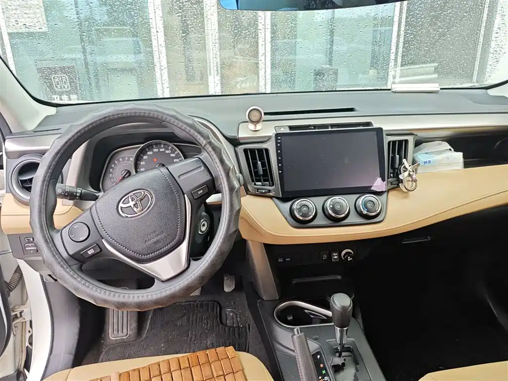 Toyota RAV4 — миниатюра 6